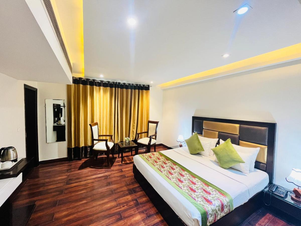 Aura Ip Grand Karkardooma Metro Station Couple Friendly New Delhi